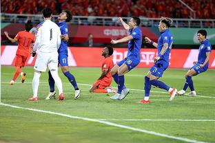 足球报：国足踢泰国防守是重中之重 阿兰费南多前场防守能力一般